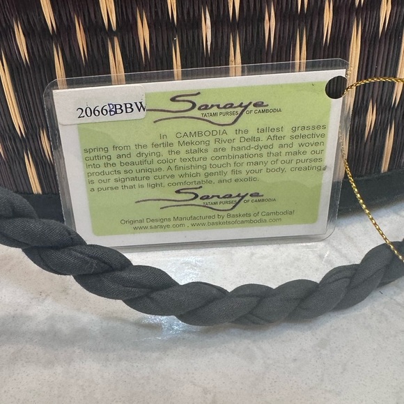 SARAYE Tatami Baskets of Cambodia Woven Grass Purse - Picture 4 of 9